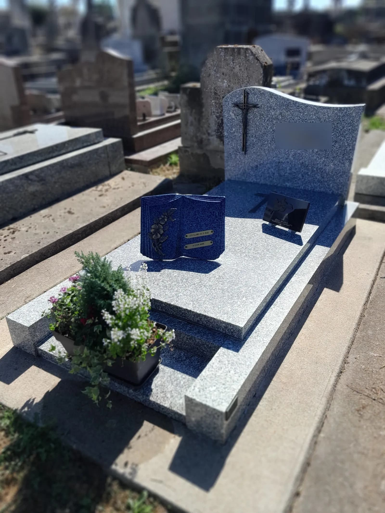 Pierre tombale en granit ravivée et fleurie d'une jardinière — Eden Vendée Services, Vendée